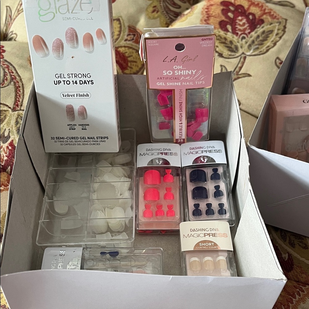 Multiples Gel Shine Press-On Nails - Pink and White